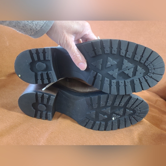 Women's Tan and White Faux Shearling Lined Boots Chunky Size 9.5 - Picture 2 of 14